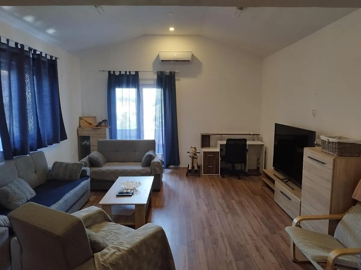 Apartman Tesa Pula 0*,